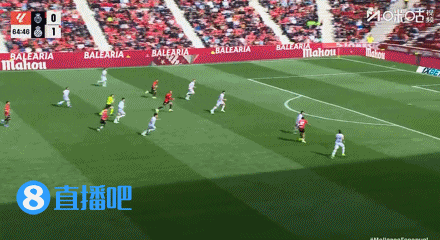 离谱！西甲裁判眼前目睹犯规+经VAR提醒场边回看，仍坚持错误判罚