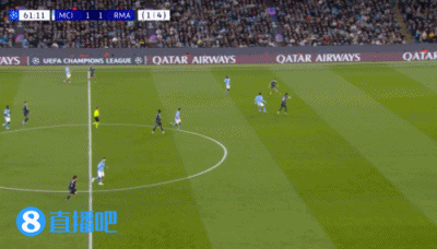 我没动啊！维尼修斯单刀人球分过倒地，起身后与多纳鲁马握手致意