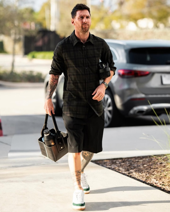 备战明日比赛！梅西格子衬衫配短裤，德保罗帅气依旧