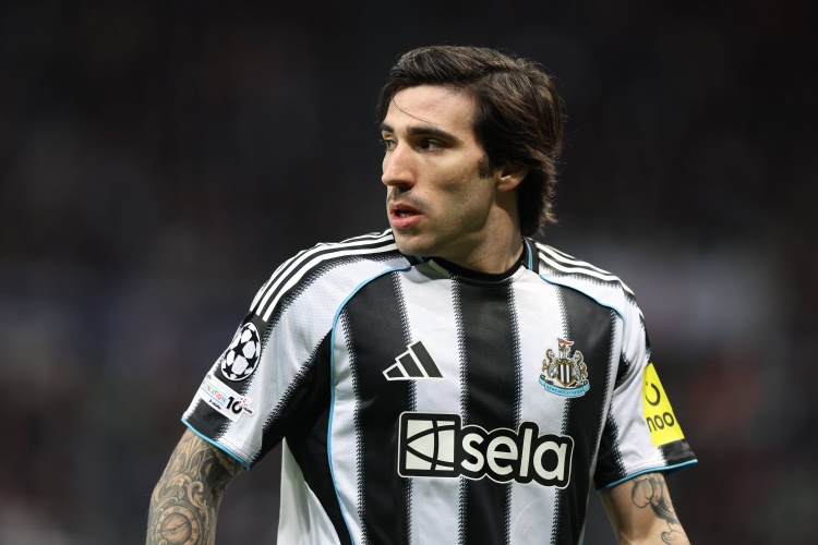 夏窗胖虎离队！英媒：曼联有意托纳利补强中场，纽卡要价超1亿镑