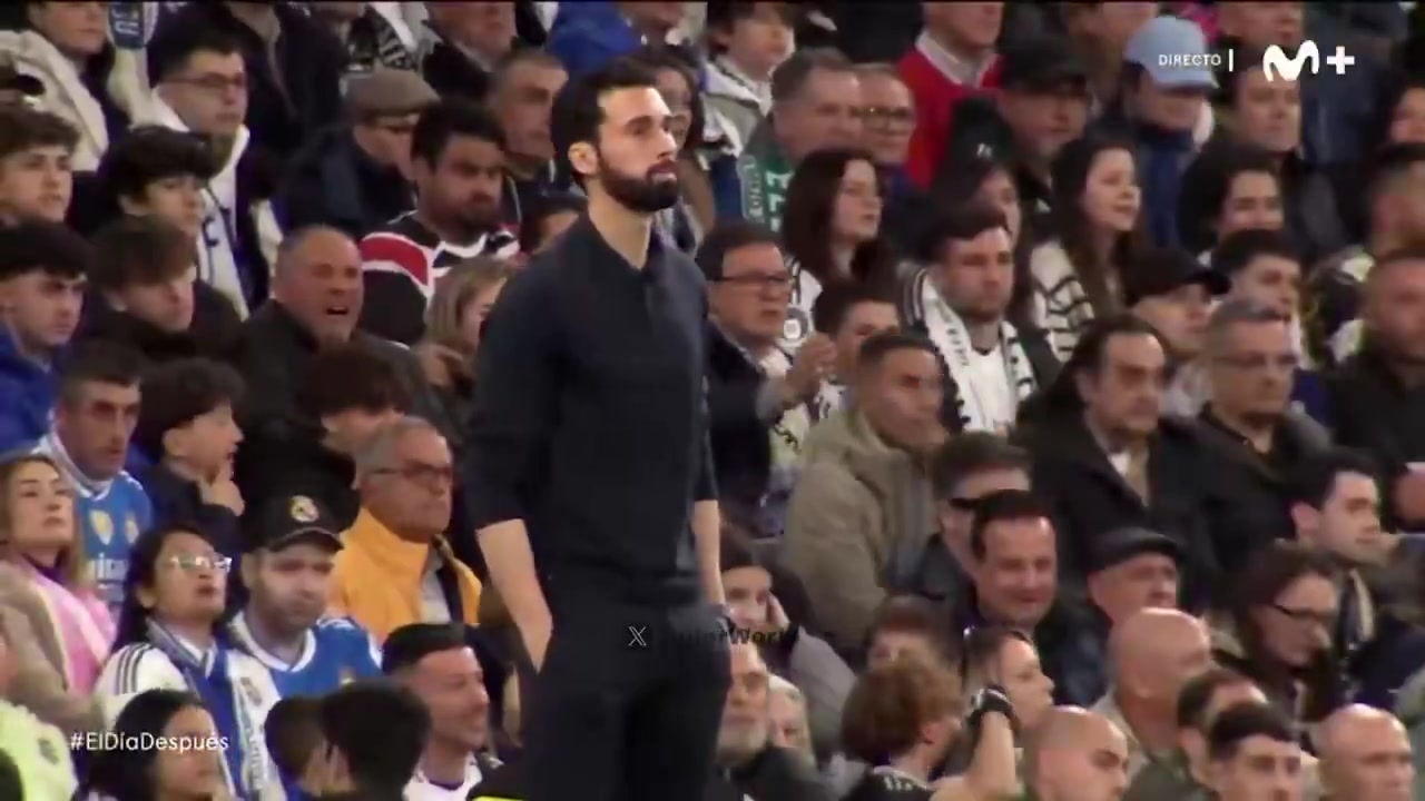 转播方直击居莱尔吊射起脚前，场边阿韦洛亚：“不，别射门...”