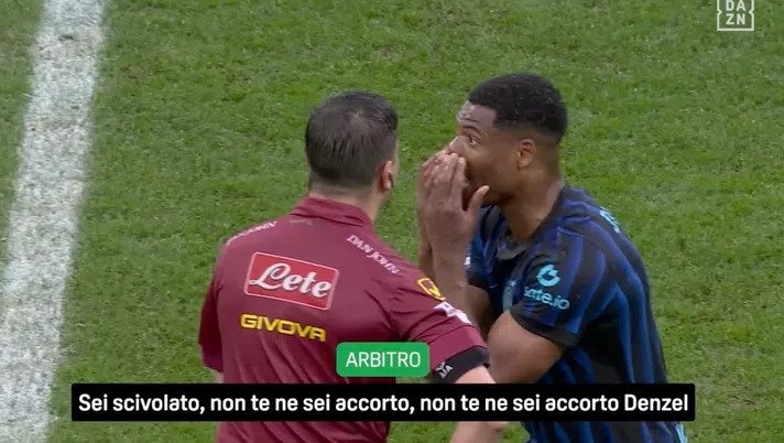 转播方：裁判跟邓弗里斯说他滑倒，安抚说国米还有10分钟去赢比赛