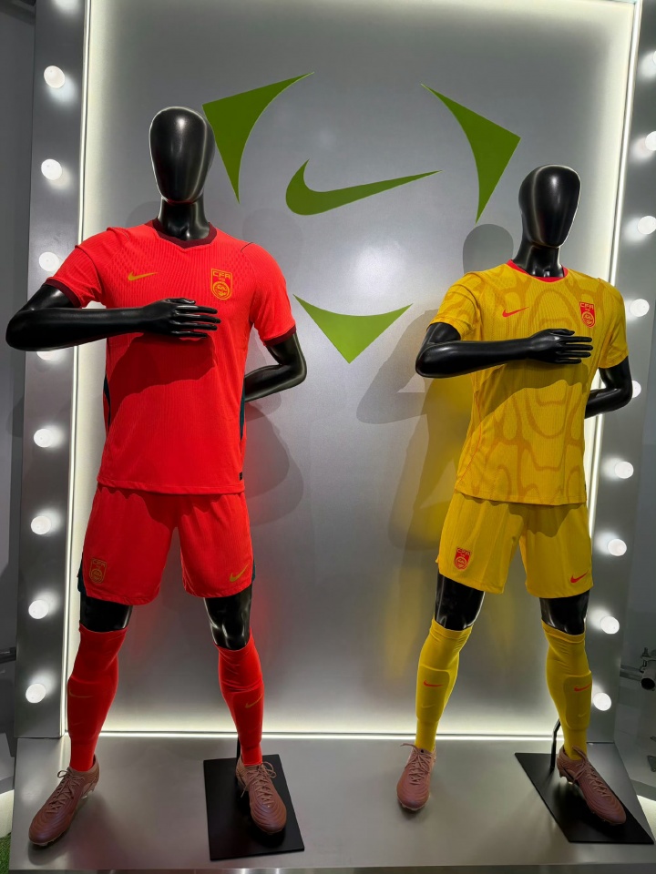 国足新球衣发布！主场球衣传统红色配色，客场球衣为黄色