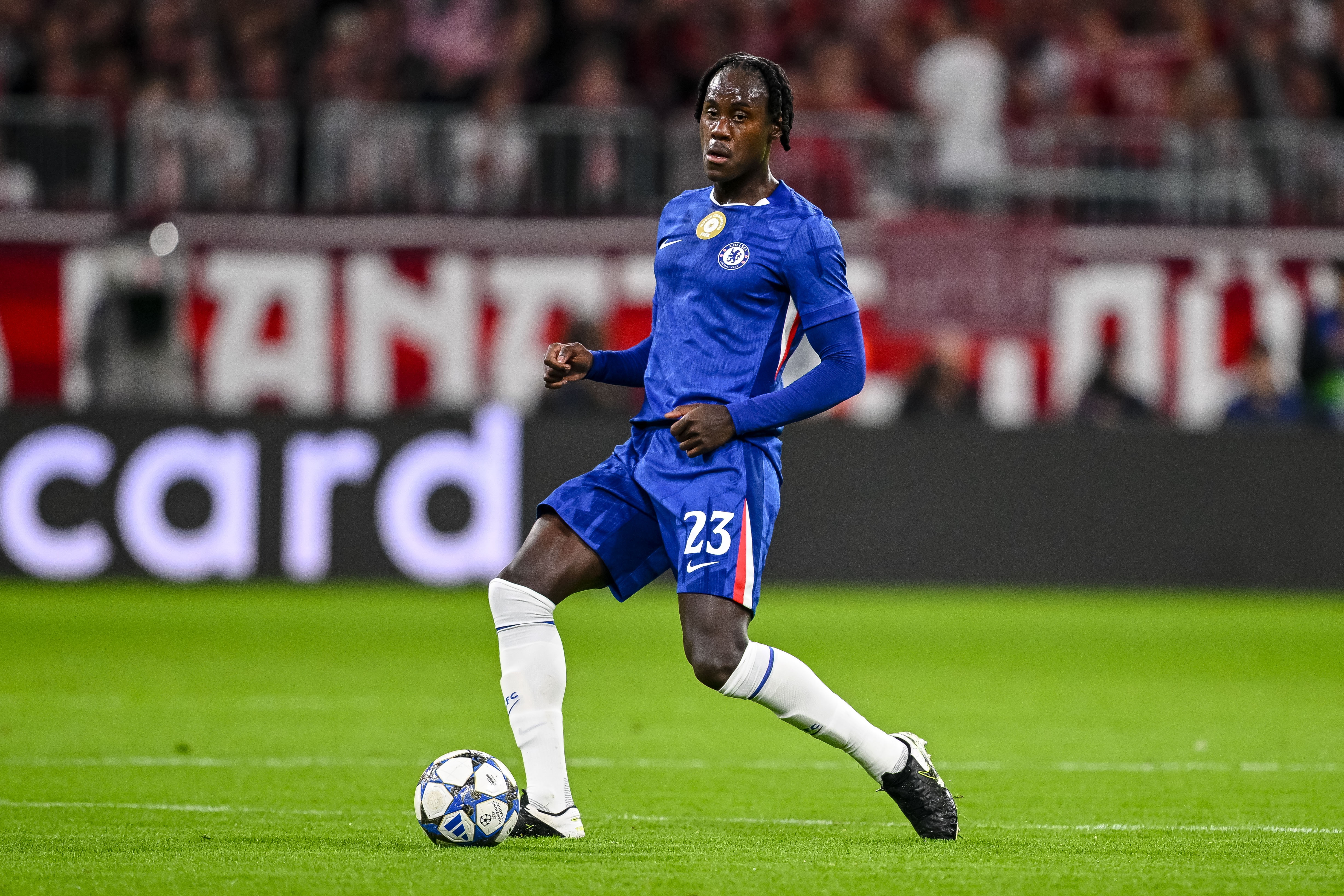 记者：切尔西仍在等待查洛巴的扫描结果，以确定其伤势情况