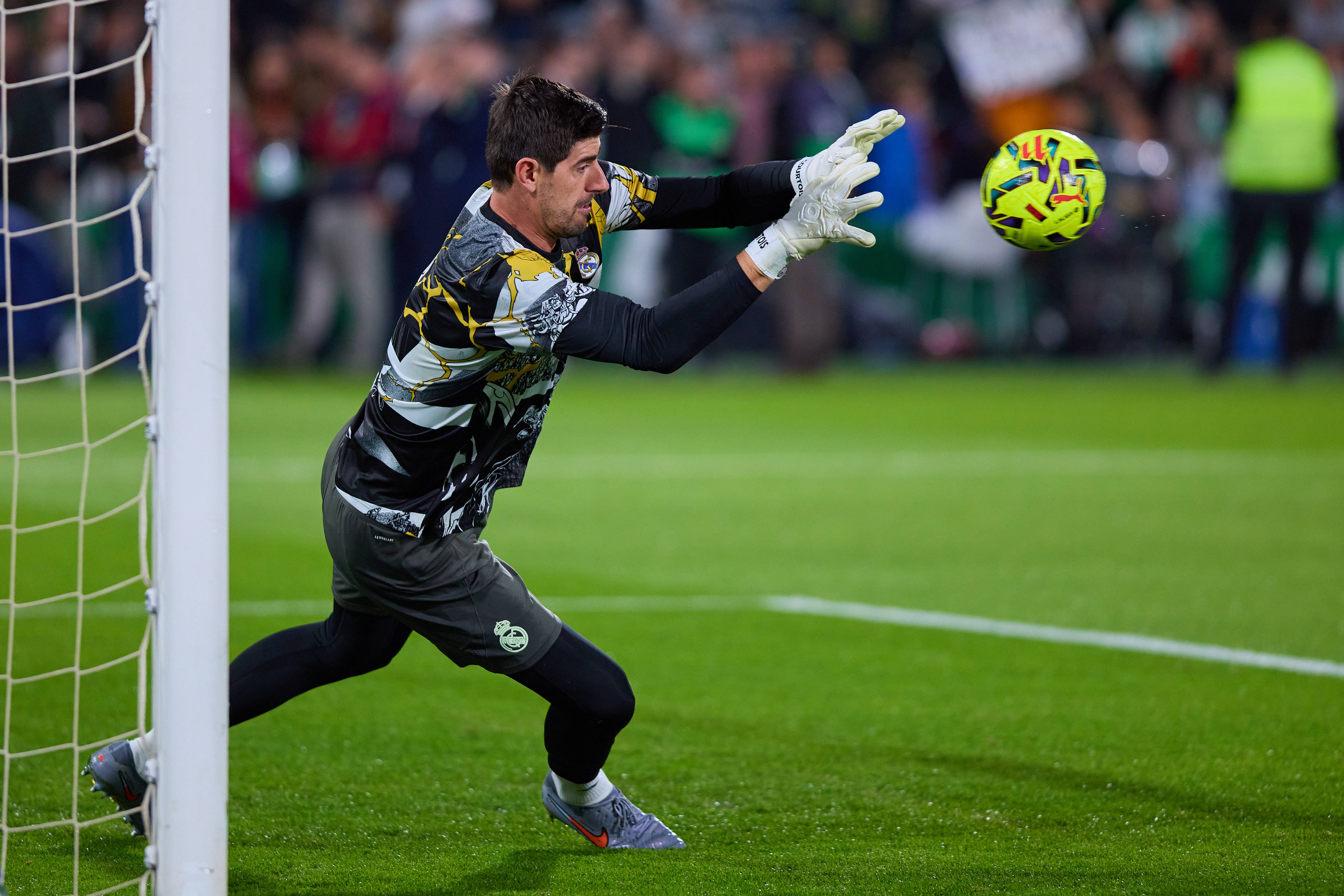 记者：库尔图瓦将在明日接受检查，球队担心可能是严重肌肉拉伤