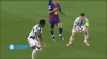 有点坏！特里皮尔准备开球，坎塞洛跑上来将他撞倒