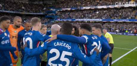 电讯报：切尔西赛前被提醒过不要对皮球围圈，但球员仍然围了裁判