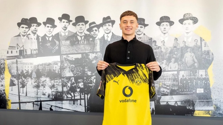 官方：多特与18岁后卫卢卡·雷吉亚尼签下职业合同