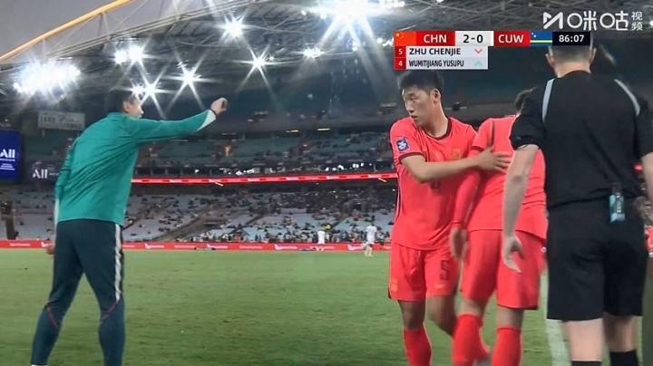 国足继续换人！比赛第86分钟，吾米提江替补登场，换下朱辰杰