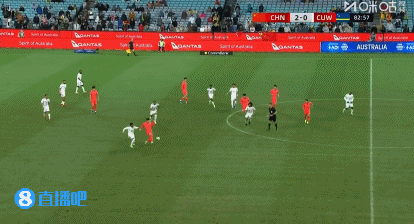 确实快！蒯纪闻加速突破被放倒，裁判向库拉索球员出示黄牌