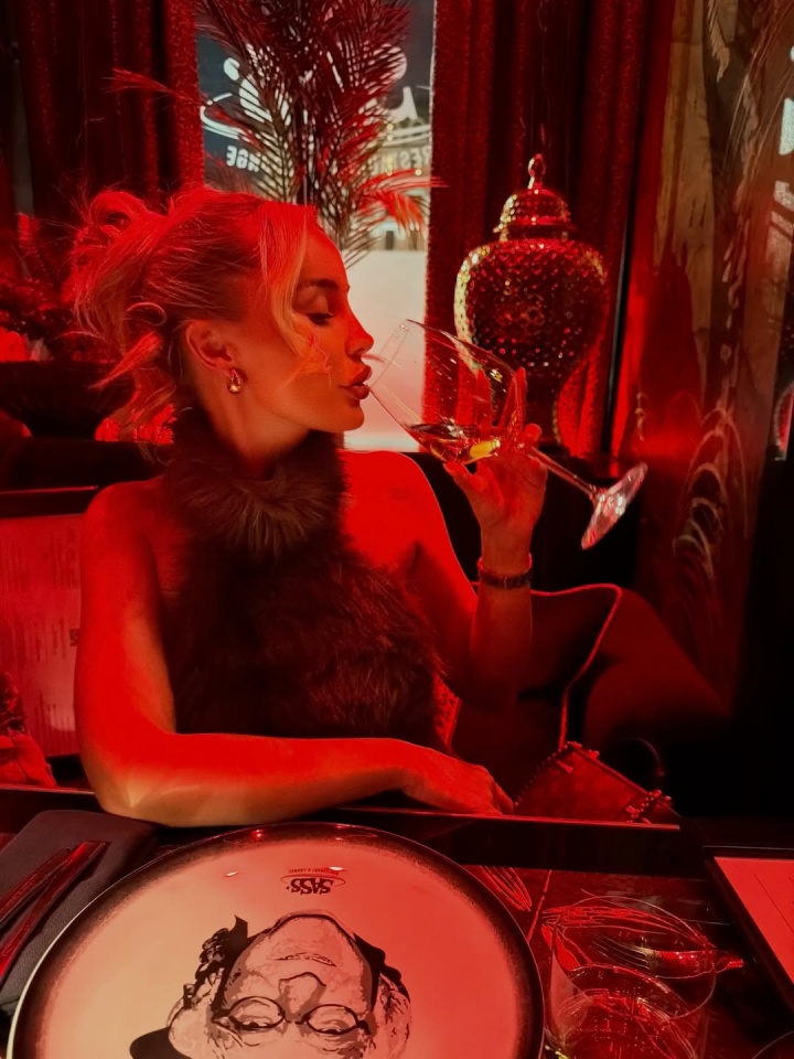 身材火辣！帕尔默女友晒照在罗马尼亚度假