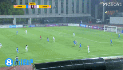 邓梦晔抓住对手失误破门,裁判观看VAR后示意越位进球无效