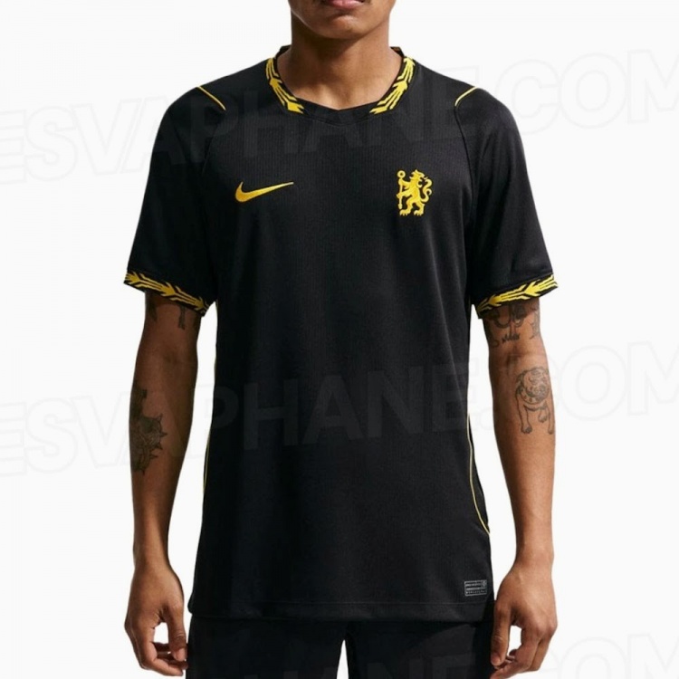 切尔西新赛季客场球衣谍照:简约黑色设计,衣领、袖口金色点缀