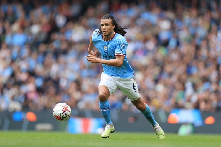 太阳报:阿克正在翻修位于科巴姆基地附近的豪宅,配有荣誉陈列室