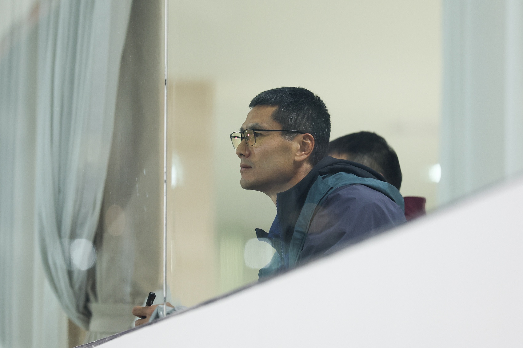 记者:邵佳一尝试不同阵型无可厚非 但无数次证明我们不会踢3中卫