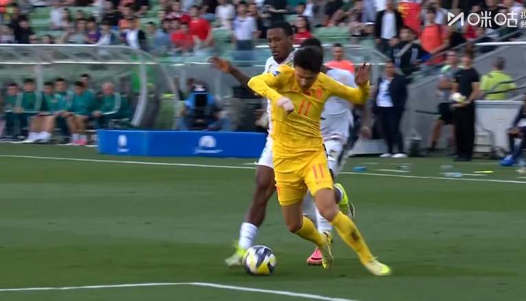 林良铭断球突破造黄牌+任意球！喀麦隆队长查丘瓦从身后犯规