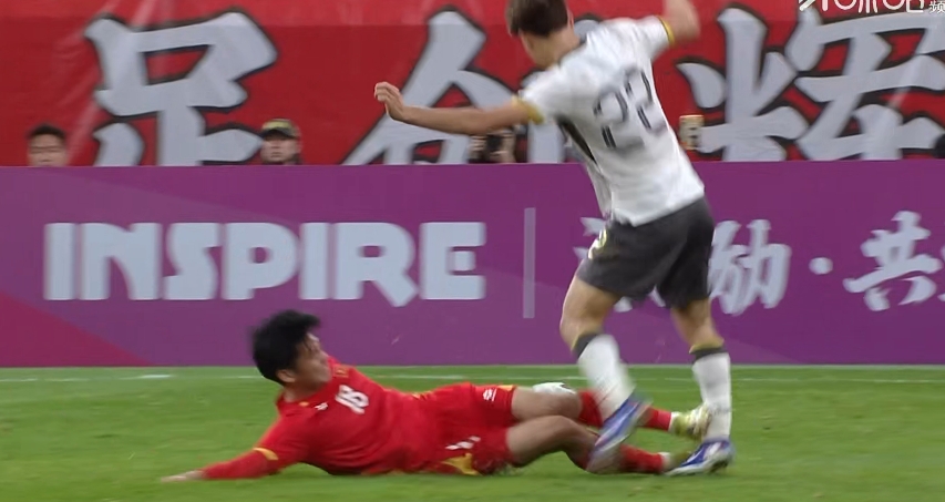 毛伟杰遭遇对方球员飞铲,表情十分痛苦