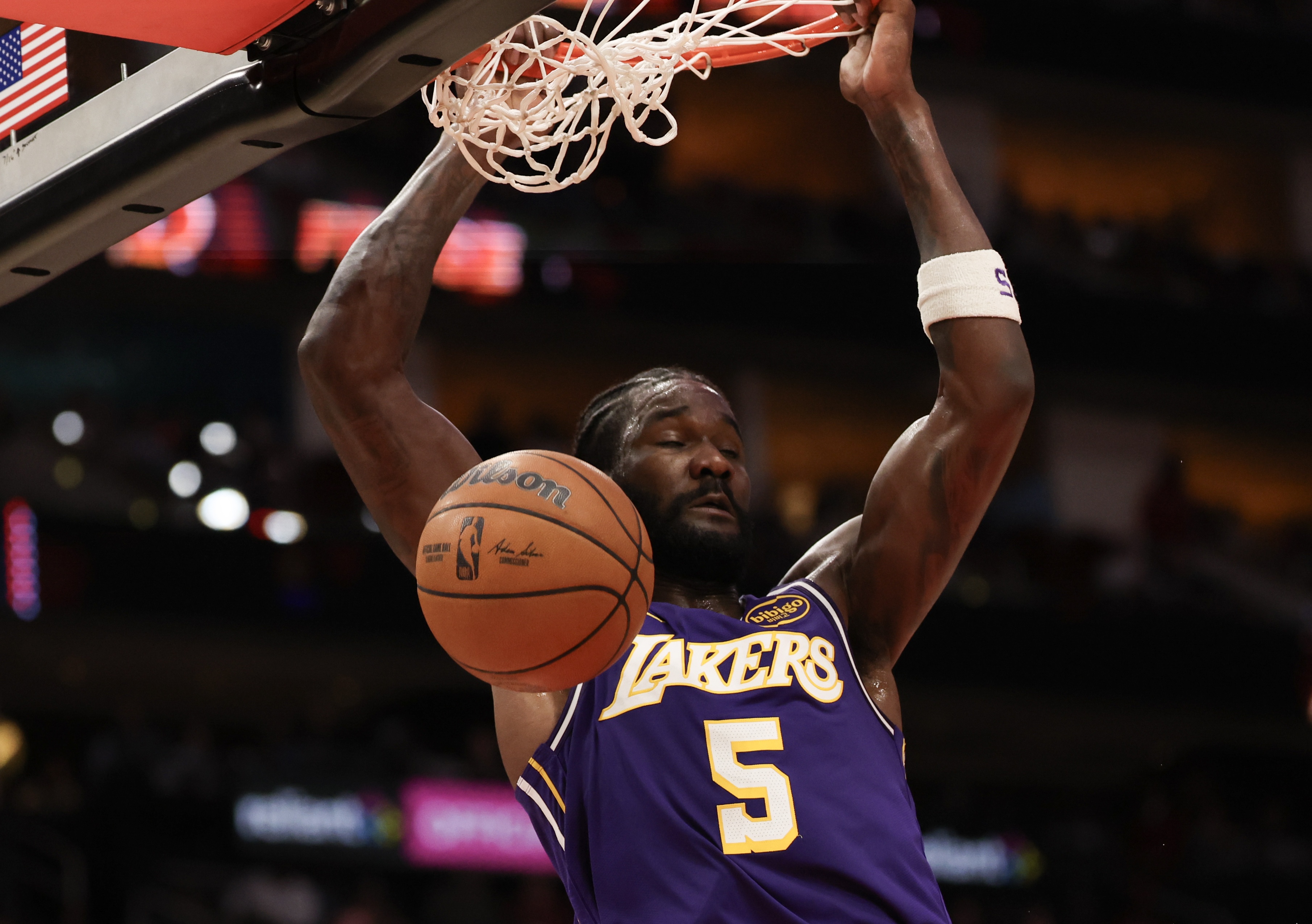 不惧双塔！艾顿13投8中高效砍下18分9板填满数据栏 抢6个前场篮板