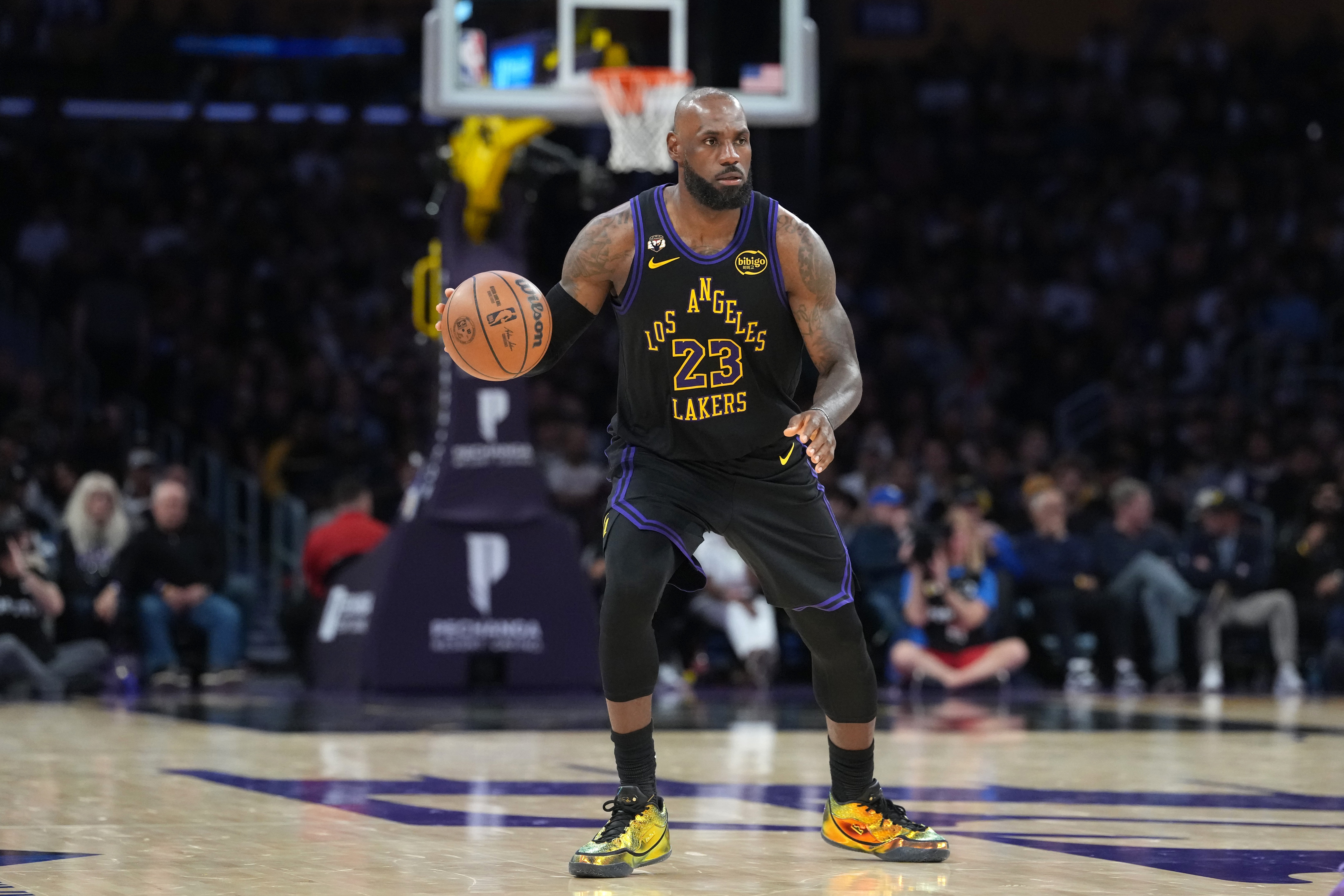 “家有一老”！詹姆斯出战31分钟 仅出手8次拿14分5板6助1断1帽